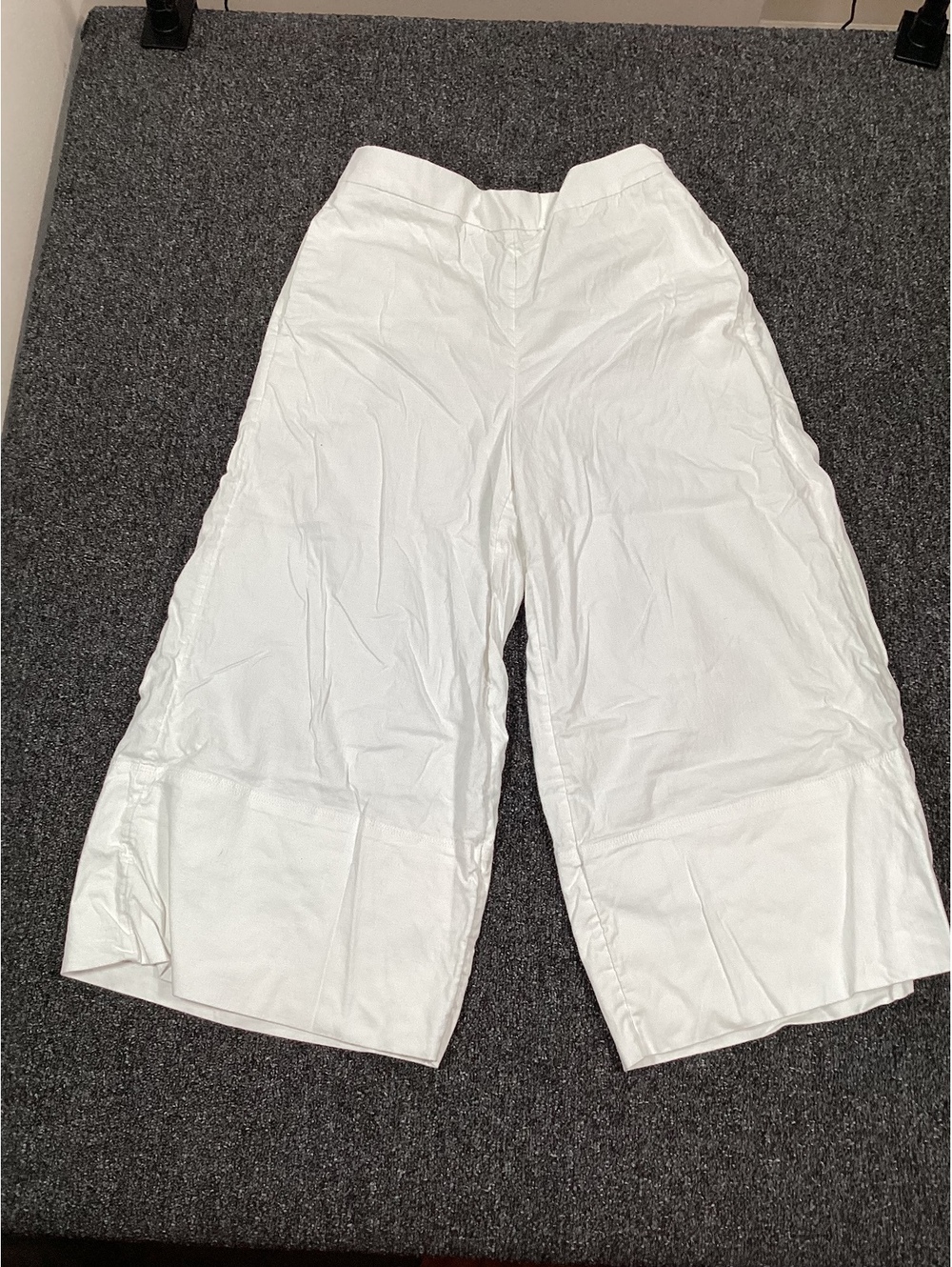 Banana Republic Mid-Leg Cropped White Pants Size M